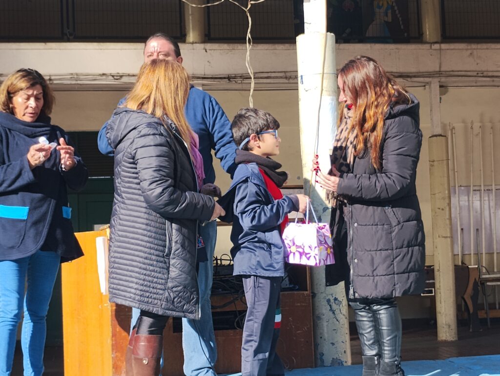Entrega de diplomas a los cursos por su activa participación en la Semana de la Educación Artística (SEA)